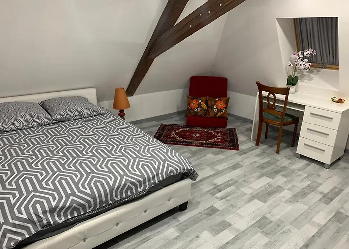 Chambre Rustique Avec Double Lit Et Sa Salle De Bain Privee Urbes photo
